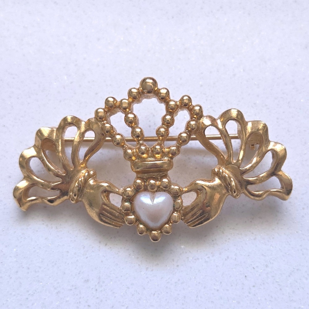 VTG AVON Gold Tone Faux Pearl Claddagh Brooch Pin Heart Crown Hands Irish